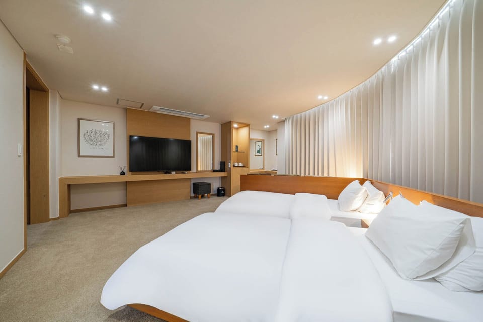 Family Suite | Premium bedding, down comforters, minibar (some free items), desk