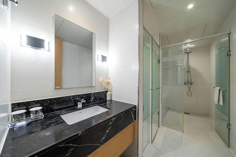Business Suite | Bathroom | Designer toiletries, hair dryer, bathrobes, slippers