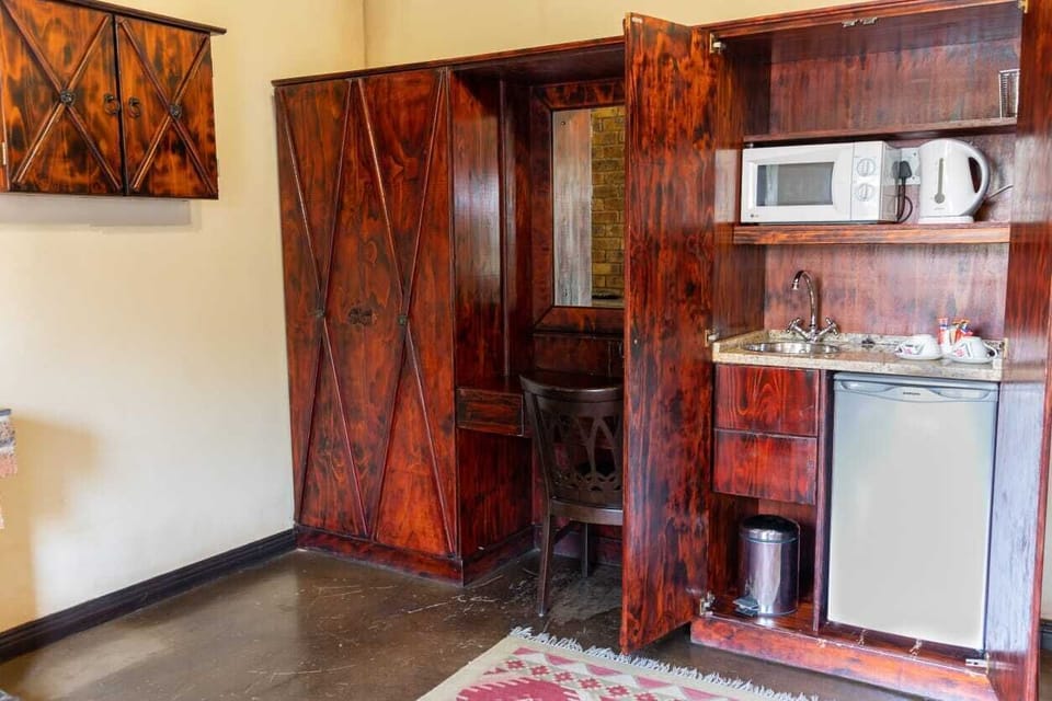 Deluxe Double or Twin Room, 1 Bedroom, Kitchenette, Courtyard View | Private kitchen | Mini-fridge, microwave, coffee/tea maker, electric kettle