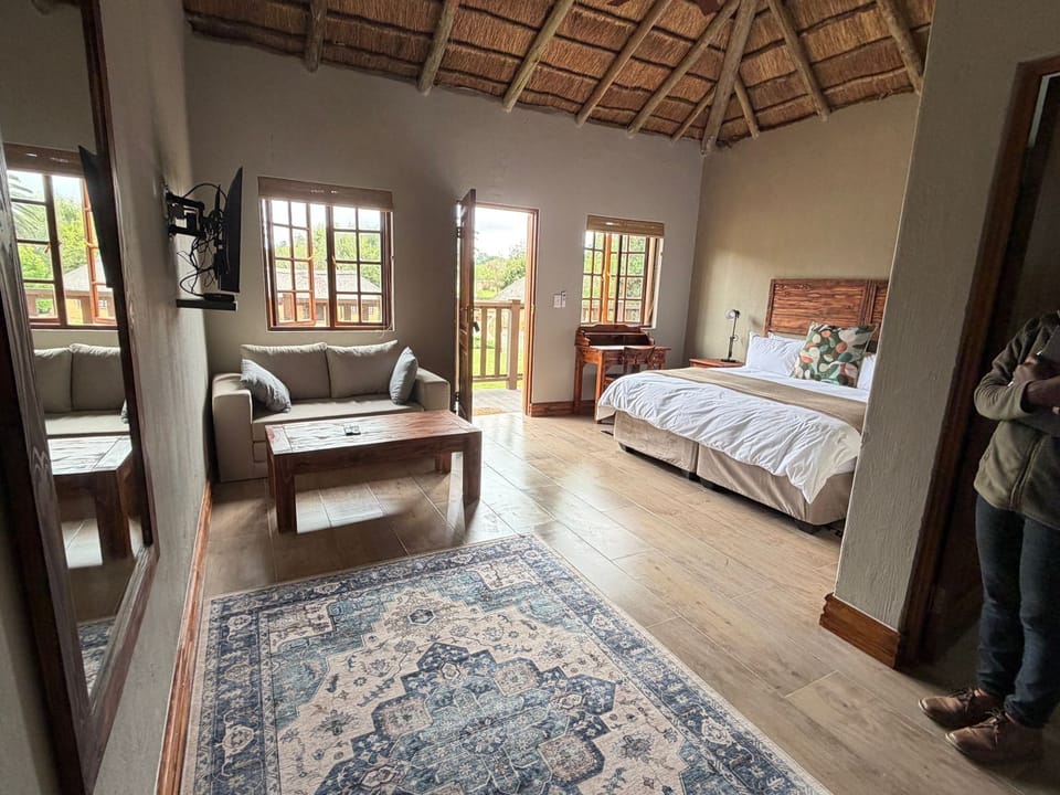 Deluxe Double or Twin Room, 1 Bedroom, Kitchenette, Courtyard View | Minibar, in-room safe, individually furnished, desk
