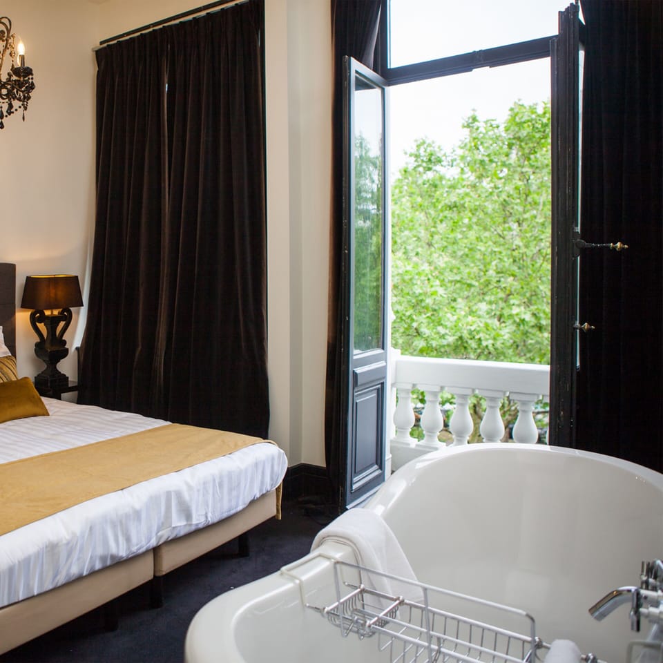 Deluxe Double Room (Nr. 5) | Bathroom | Free toiletries, hair dryer, towels, soap