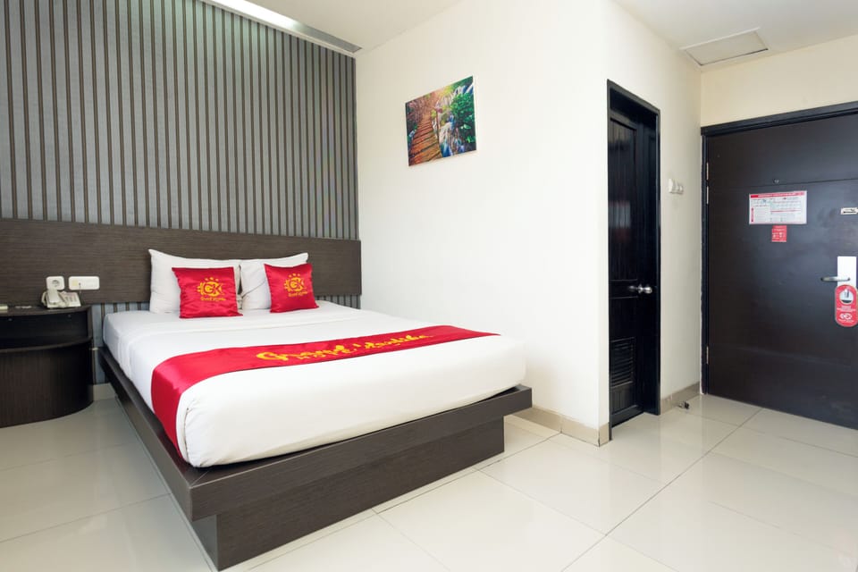Desk, laptop workspace, WiFi (free), bed sheets