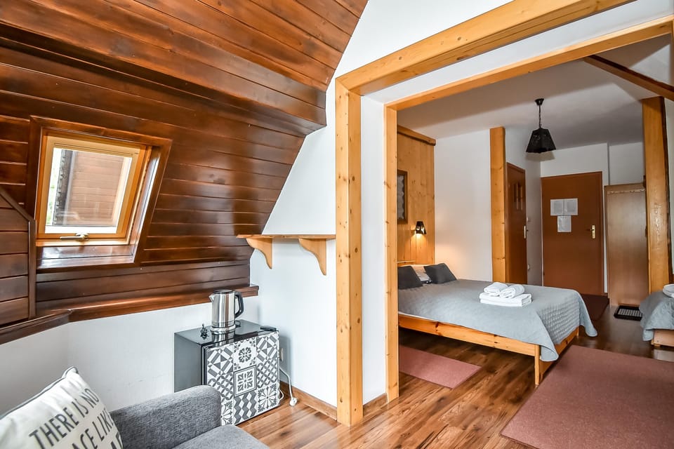 Triple Room (Nr 1) | Cribs/infant beds, free WiFi, bed sheets