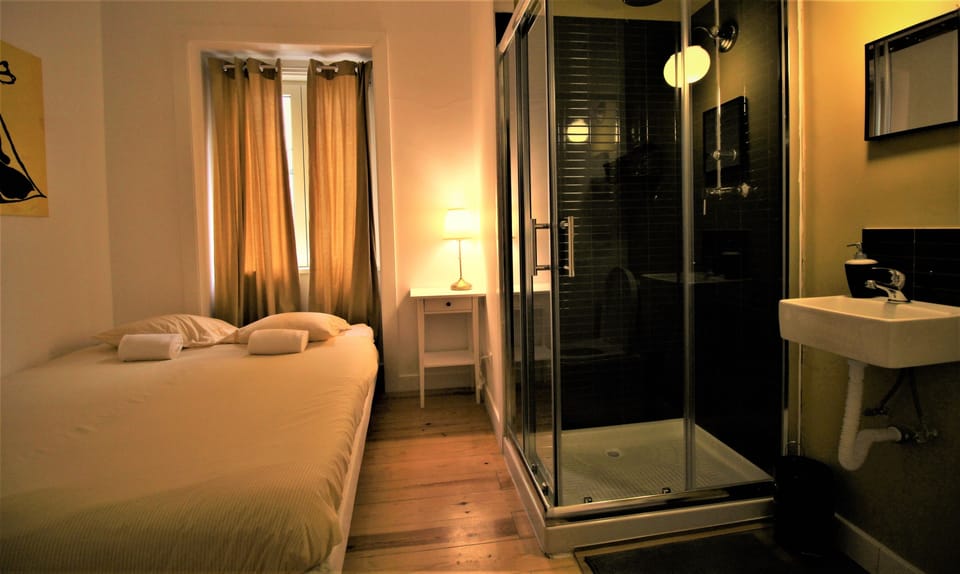 In-room safe, soundproofing, free WiFi, bed sheets
