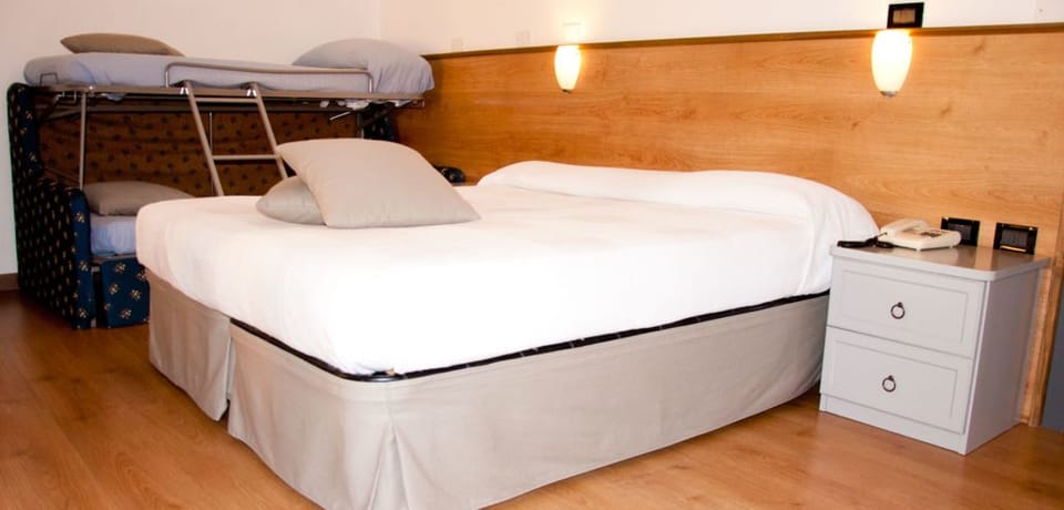 Triple Room | In-room safe, iron/ironing board, free cribs/infant beds, free WiFi