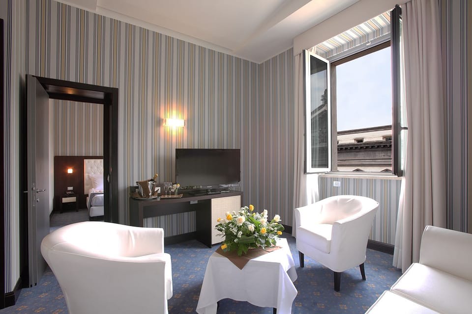Suite | Living area | 32-inch flat-screen TV with digital channels, TV