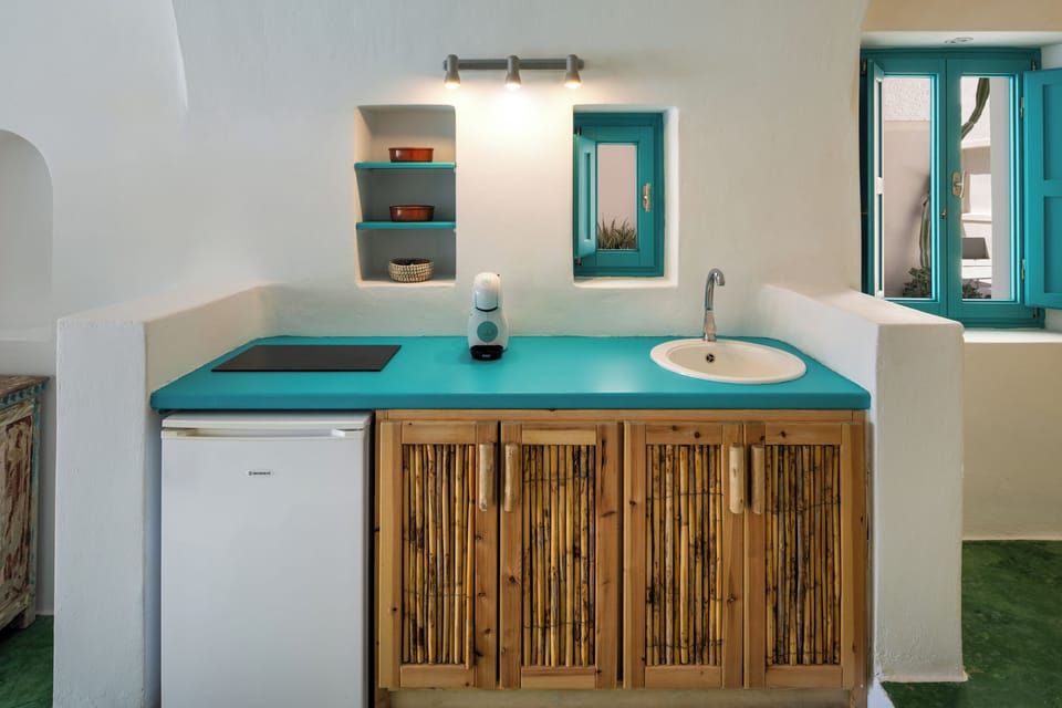 Traditional Quadruple Room, Sea View | Private kitchen | Fridge, stovetop, coffee/tea maker, cookware/dishes/utensils