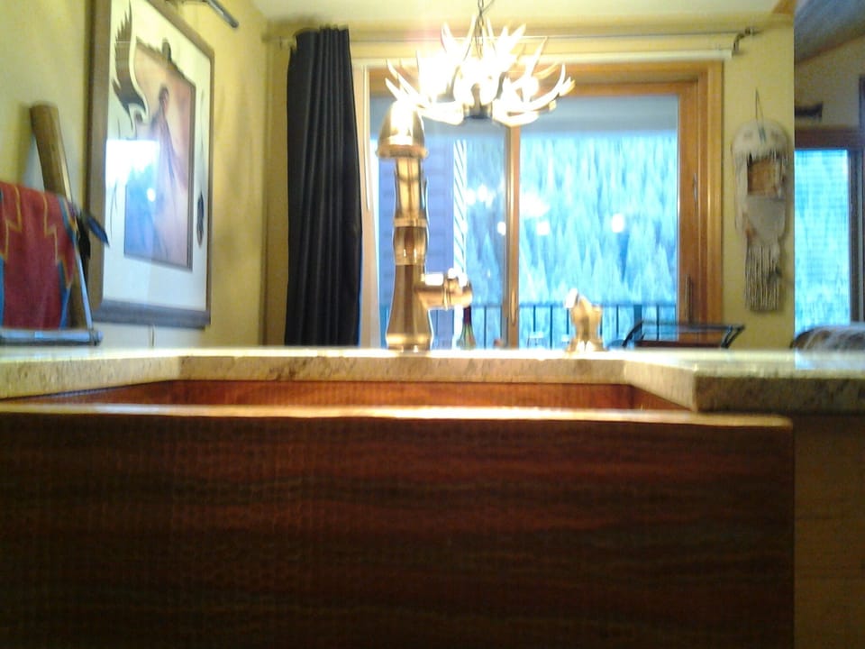 Stunning new Champagne faucet w/pull out sprayer, soap dispenser.  