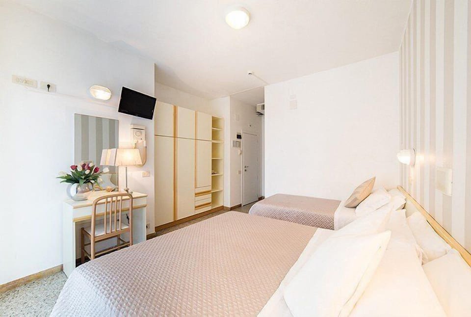 Triple Room | 1 bedroom, desk, cribs/infant beds, free WiFi