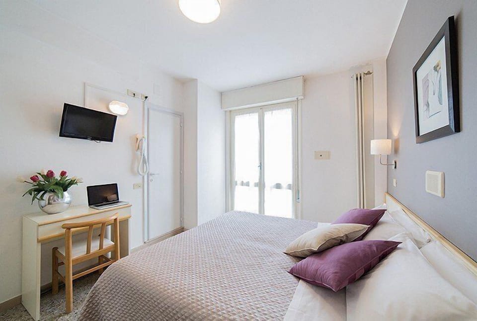 Double or Twin Room | 1 bedroom, desk, cribs/infant beds, free WiFi
