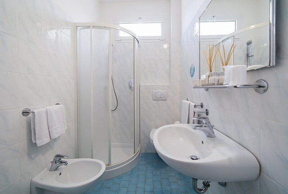 Shower, rainfall showerhead, free toiletries, hair dryer