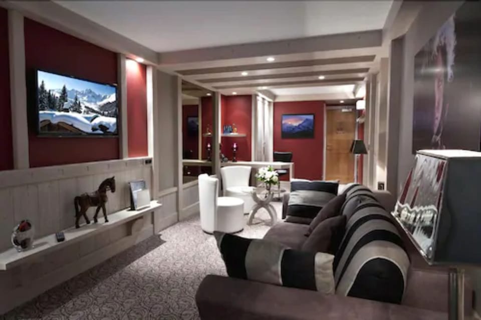Superior Suite, Balcony (Tenzing) | Living room | Flat-screen TV