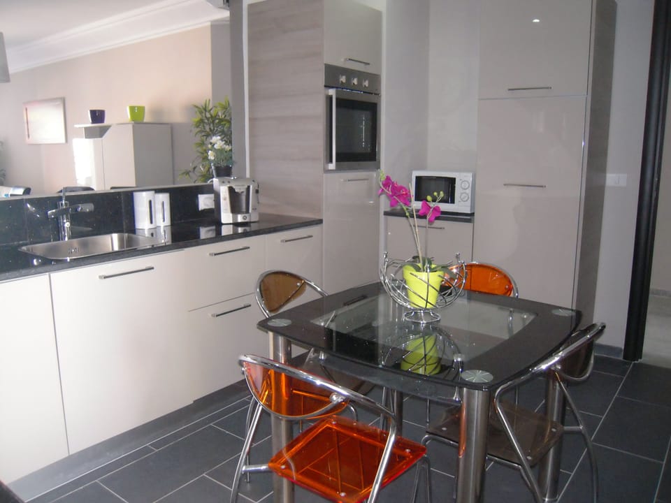Deluxe Apartment, 2 Bedrooms, Non Smoking, City View | Private kitchen | Fridge, microwave, oven, stovetop