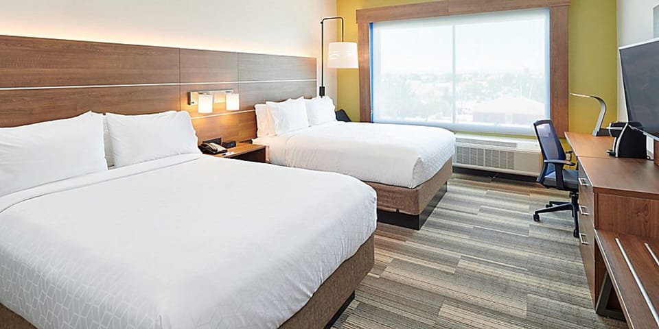 Hypo-allergenic bedding, in-room safe, desk, blackout drapes
