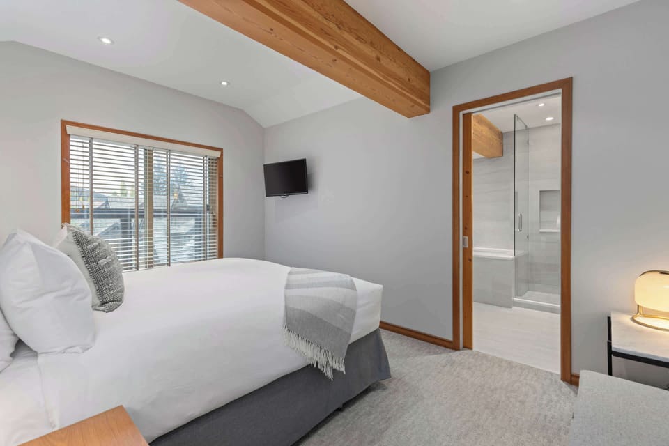 - Bedroom 1 – King room continued with warm lighting and fresh natural window views  
- Cozy textures and simple décor create a relaxing environment for every guest  
- Bright design supports comfortable nights and smooth mornings throughout  