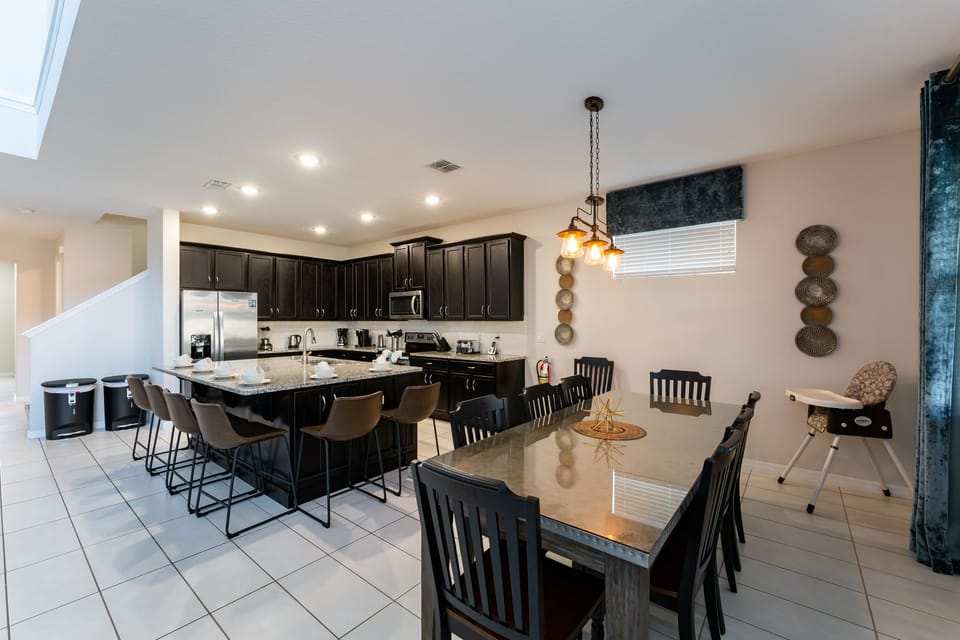 Dining Room showing kitchen and breakfast bar