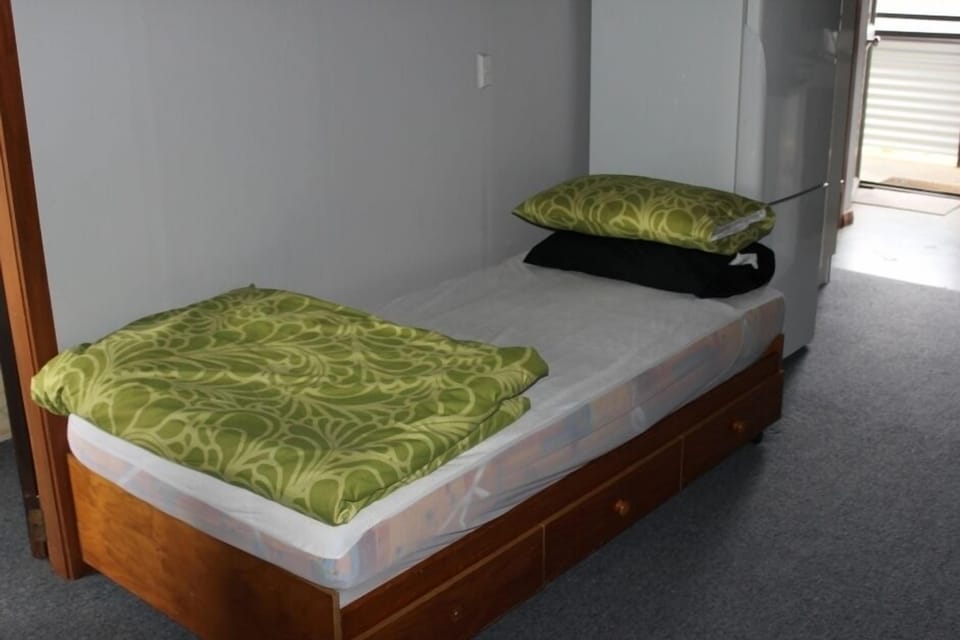 Single bed in lounge (with extra mattress).