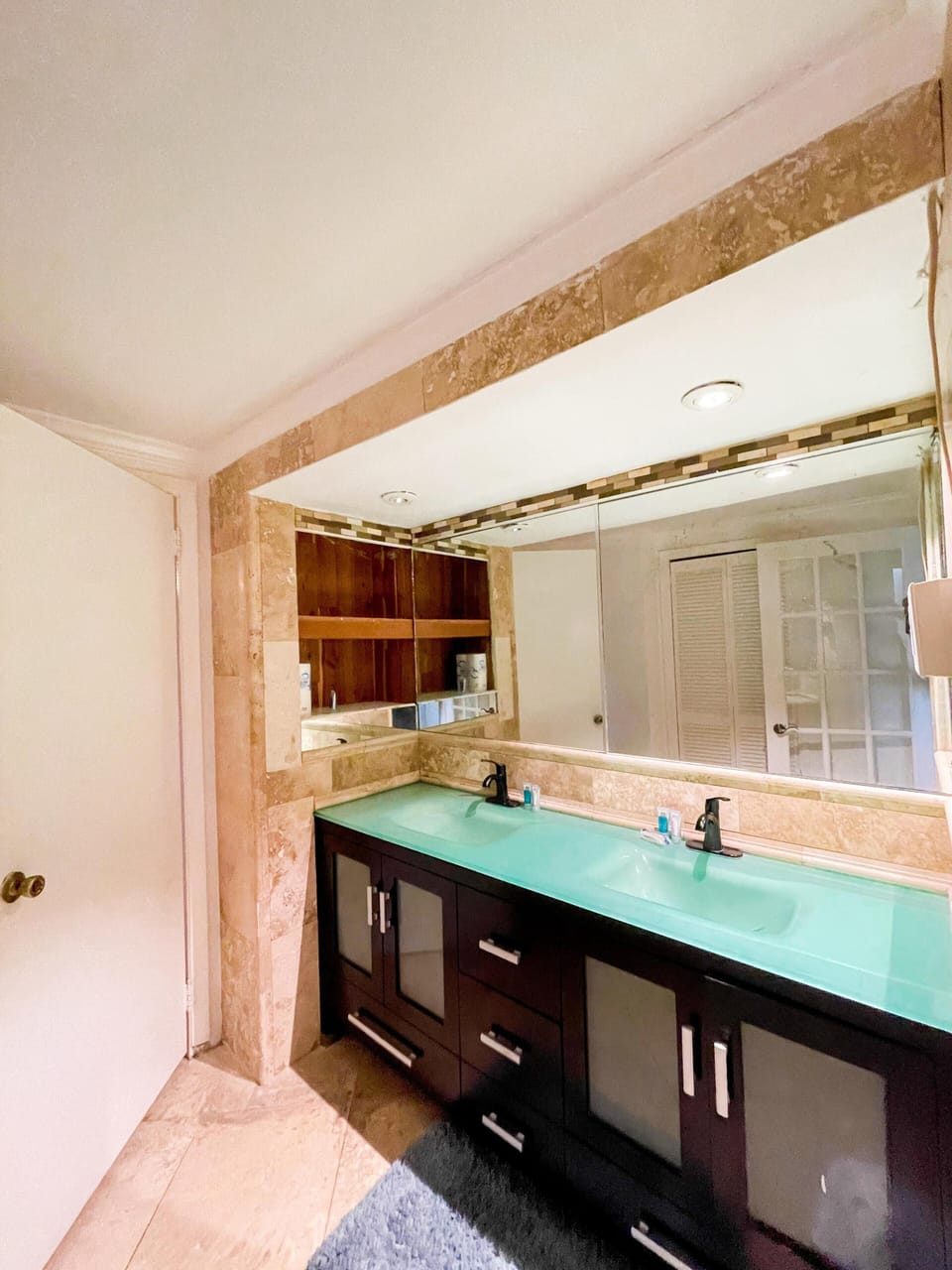 Standard Single Room, 1 King Bed | Bathroom | Shower, towels
