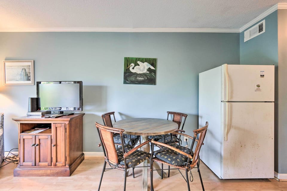 Dining Table | Dishware & Flatware Provided