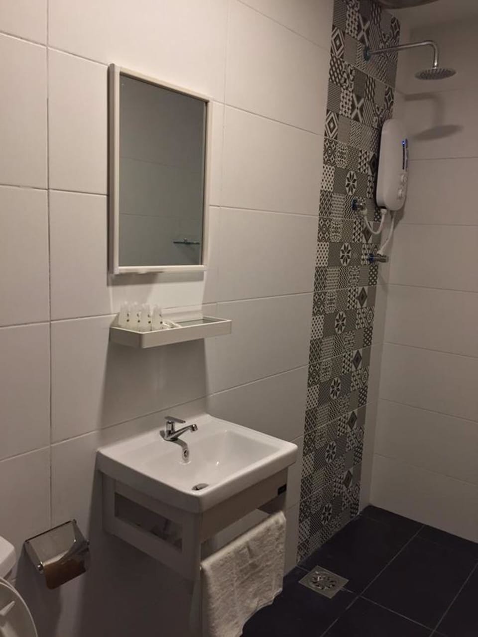 Shower, rainfall showerhead, free toiletries, bidet