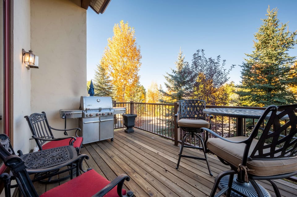 Main level deck with gas grill