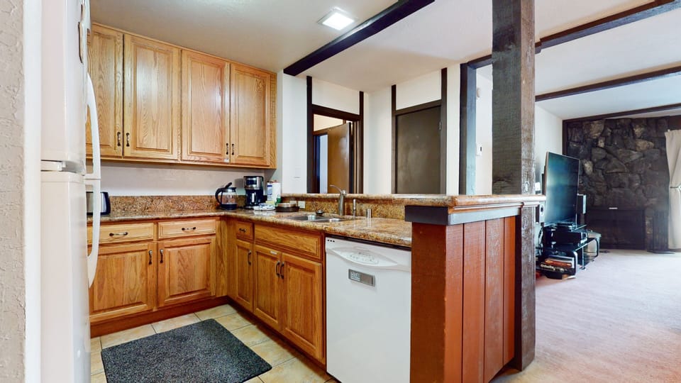 Condo, 1 Bedroom | Private kitchen | Coffee/tea maker, toaster