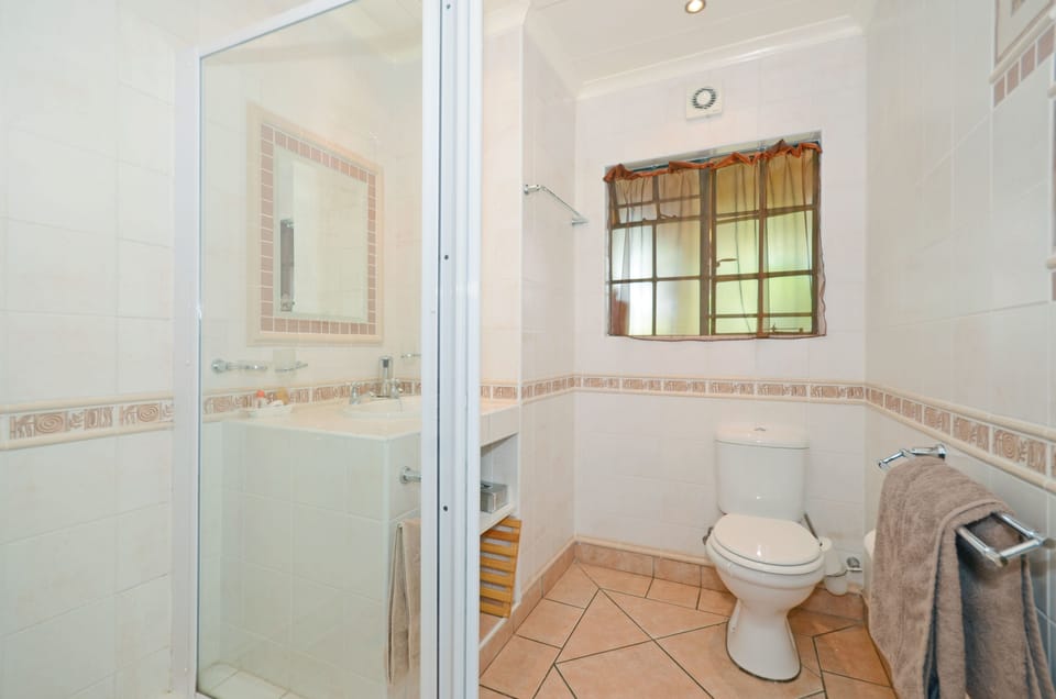 Executive Room | Bathroom | Free toiletries, hair dryer, towels, soap