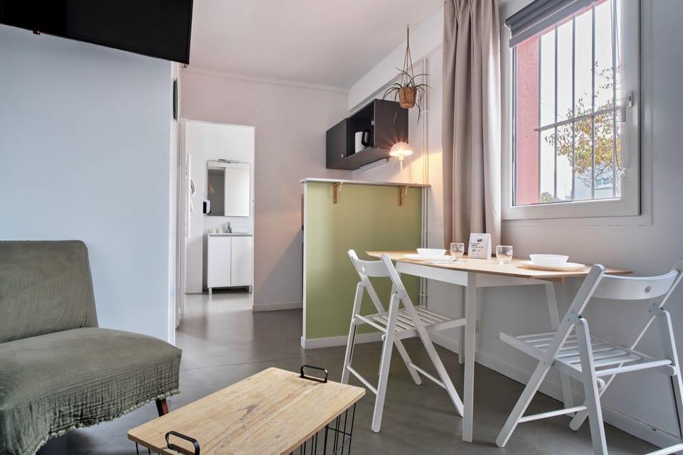 Studio | Premium bedding, desk, iron/ironing board, free WiFi
