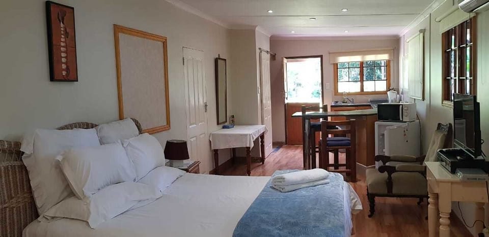 Premium bedding, desk, iron/ironing board, free WiFi