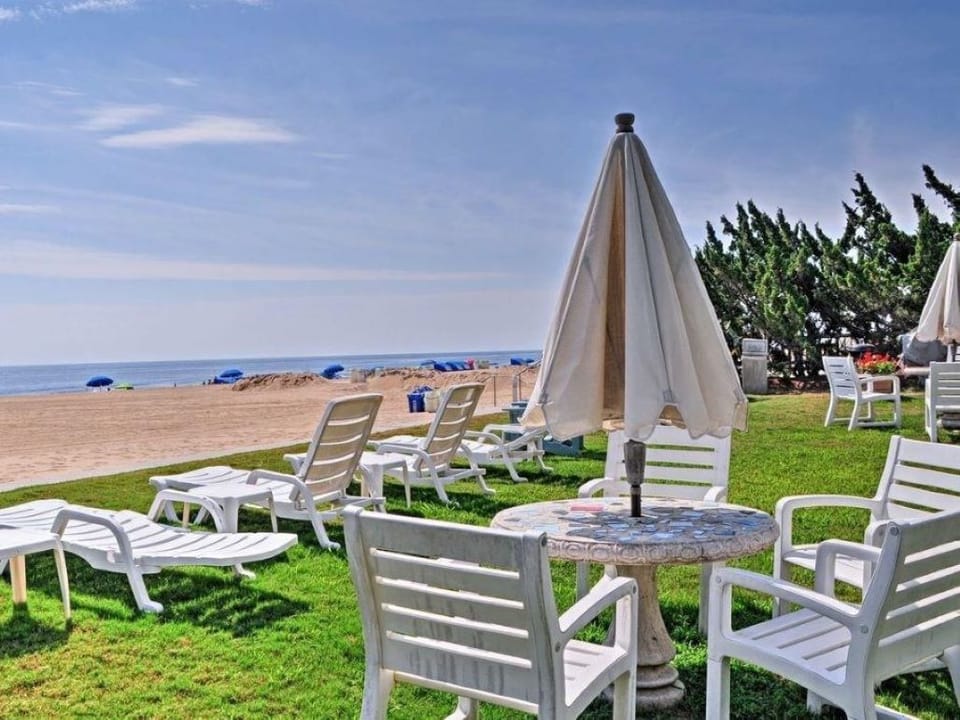 Rear lawn on the beach and adjacent to the boardwalk