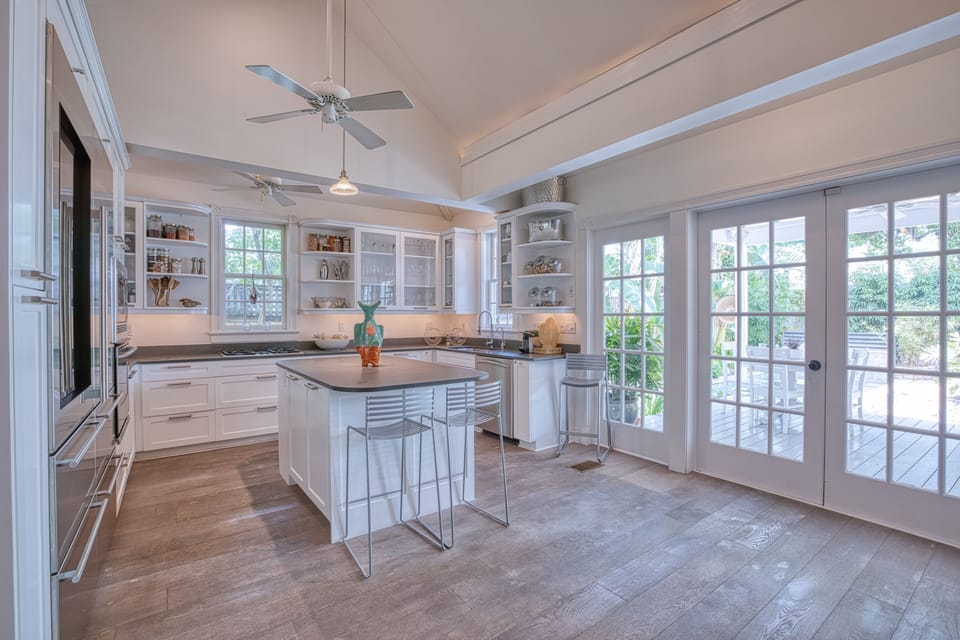 Bright and fully equipped kitchen with bar space
