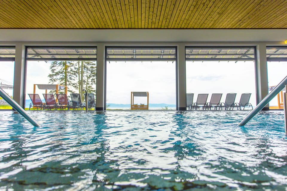 Indoor pool, sun loungers