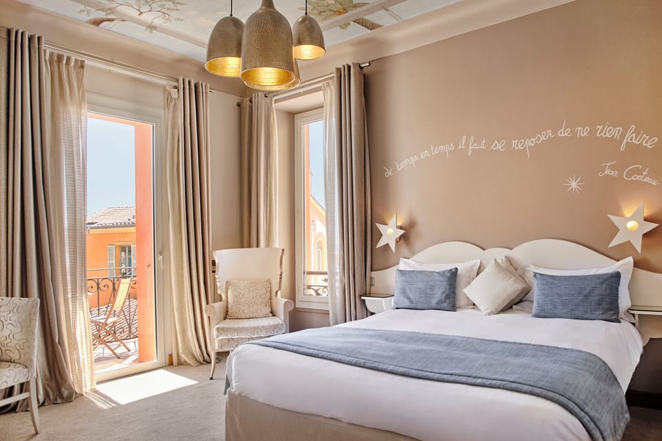 Deluxe Double Room, Sea View | Minibar, in-room safe, individually decorated, individually furnished