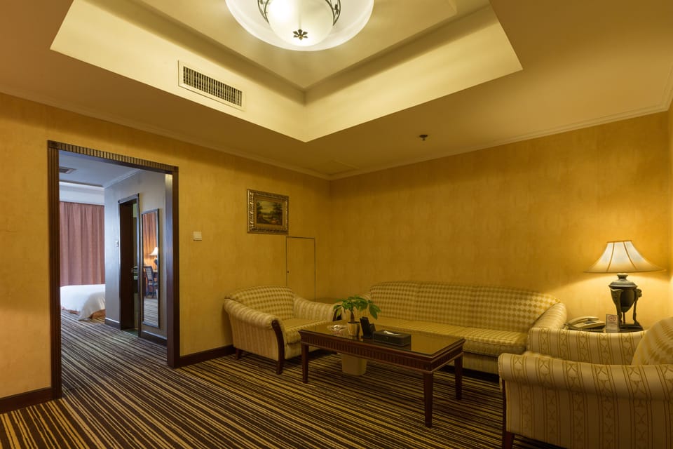Business Suite | Minibar, in-room safe, desk, blackout drapes