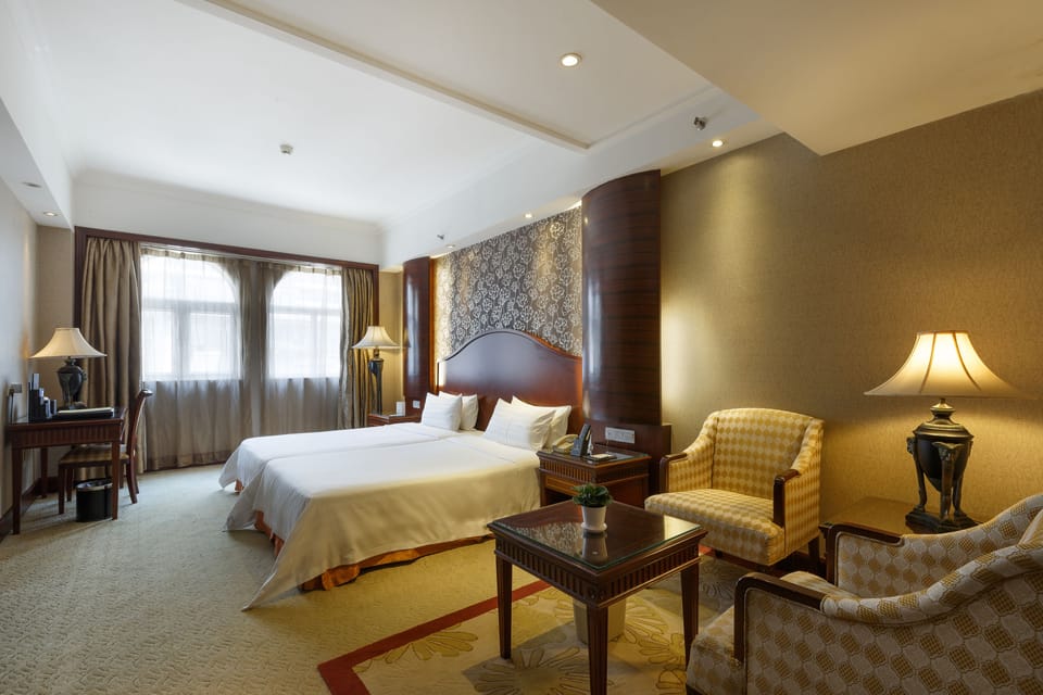 Deluxe Executive Room | Minibar, in-room safe, desk, blackout drapes