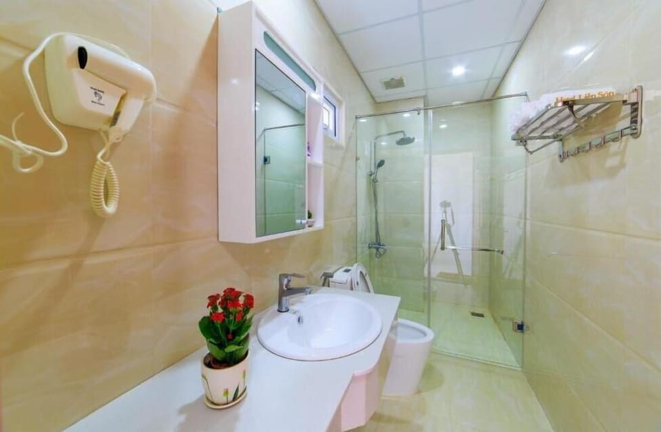 Shower, rainfall showerhead, free toiletries, hair dryer
