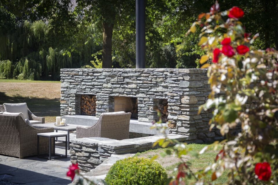 Outdoor fireplace
