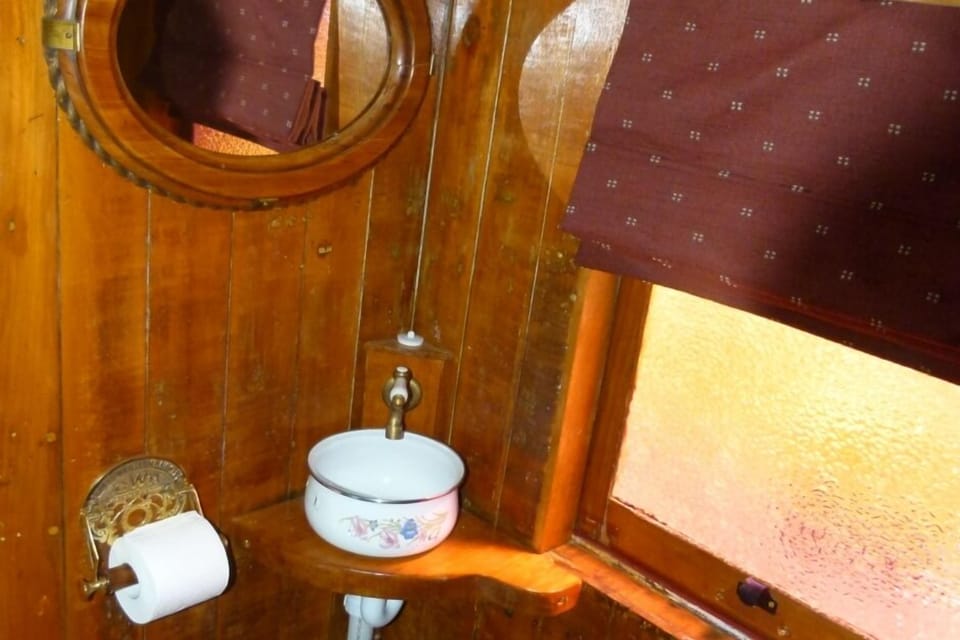 Bathroom - modern and charterfull