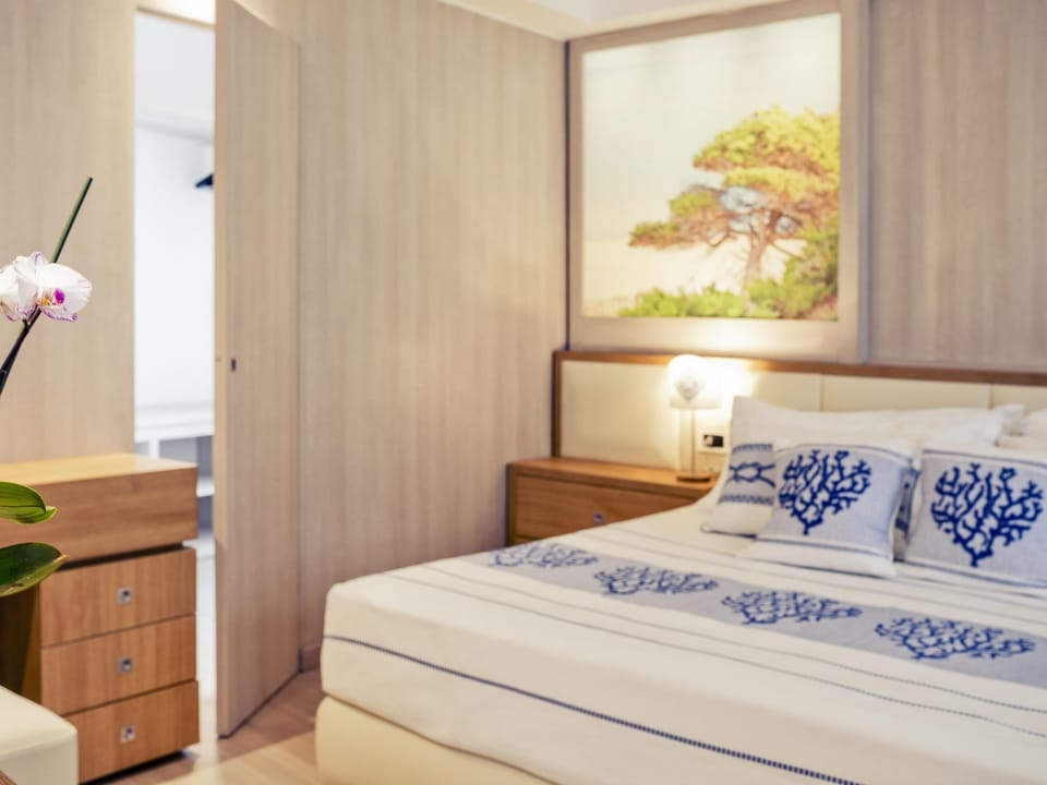 Suite, 1 Double Bed (Eclipse Suite) | Premium bedding, minibar, in-room safe, desk