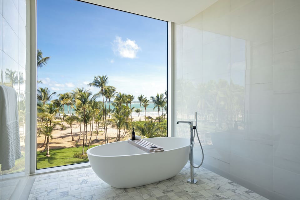 Separate tub and shower, deep soaking tub, rainfall showerhead