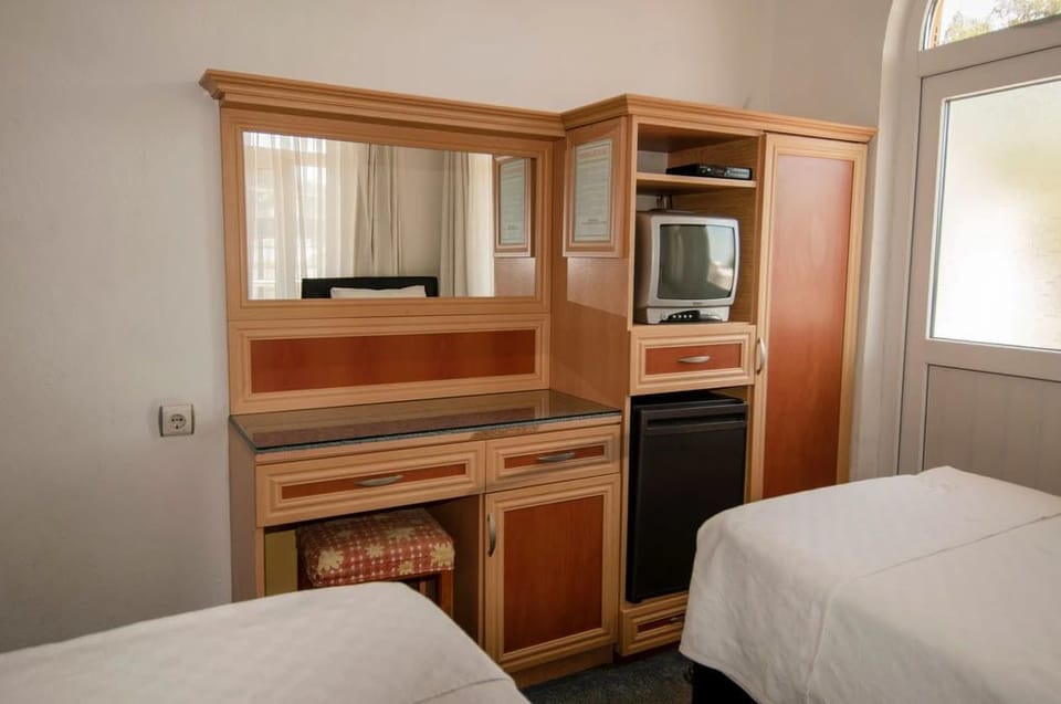 Minibar, free WiFi, bed sheets