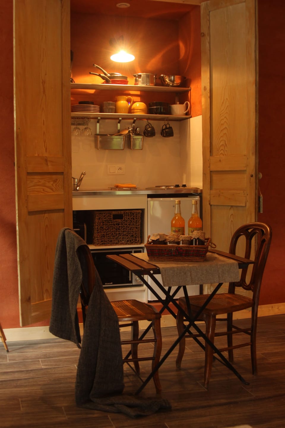Suite (Piment) | Private kitchenette | Coffee/tea maker, dining tables