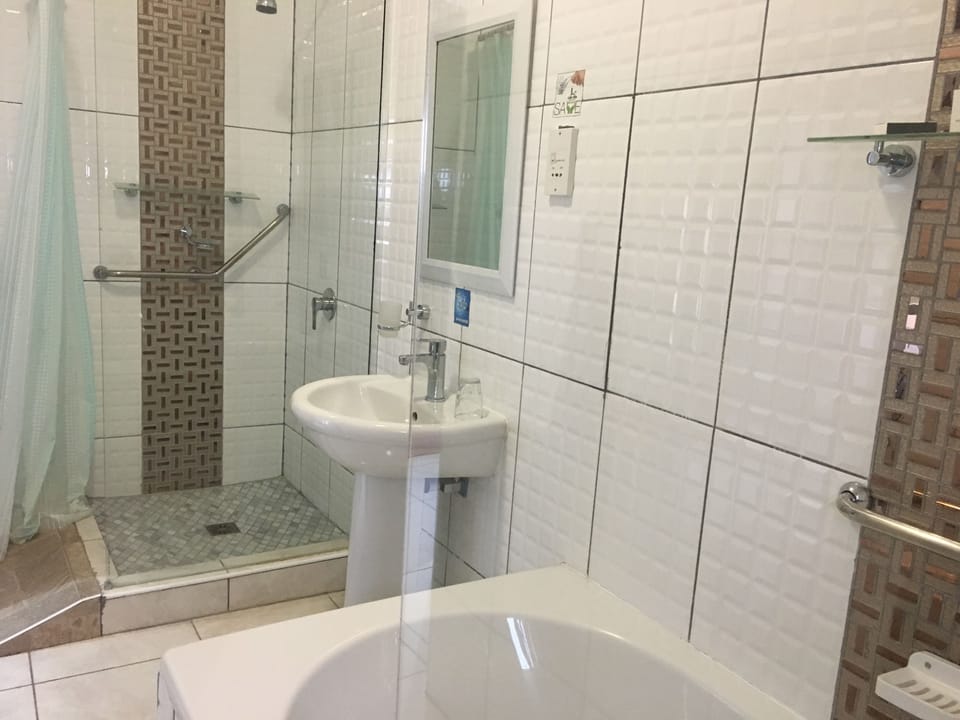 Deluxe Double Room | Bathroom shower
