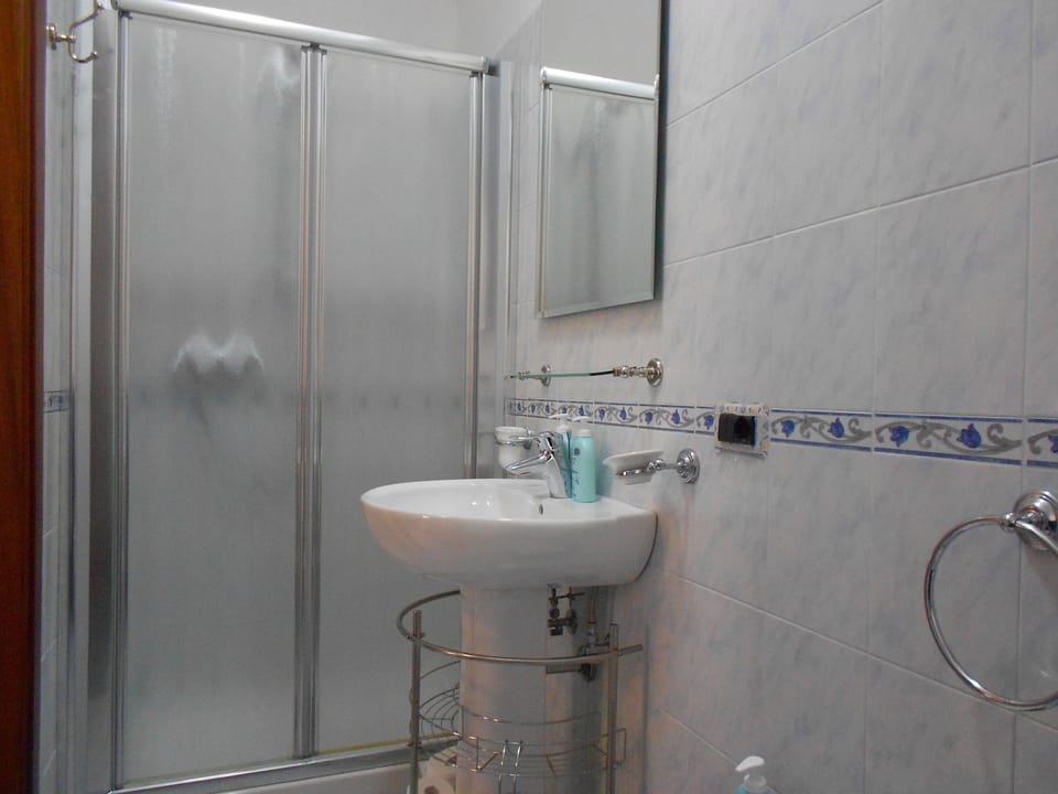 Standard Double Room, Private Bathroom | Bathroom | Shower, hair dryer (on request)