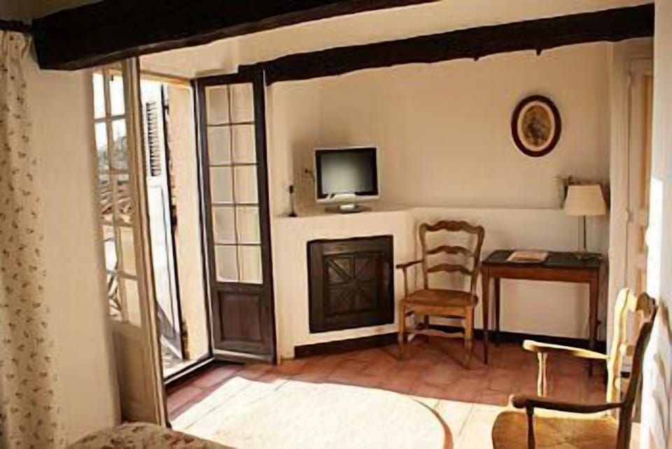 Flat-screen TV, iPad, computer