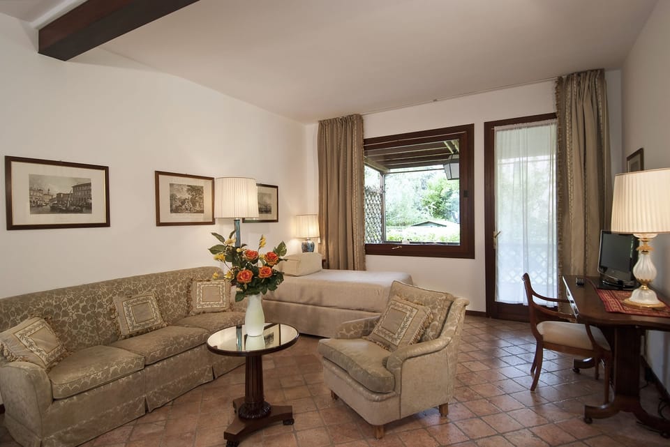 Junior Suite | Desk, blackout drapes, soundproofing, iron/ironing board