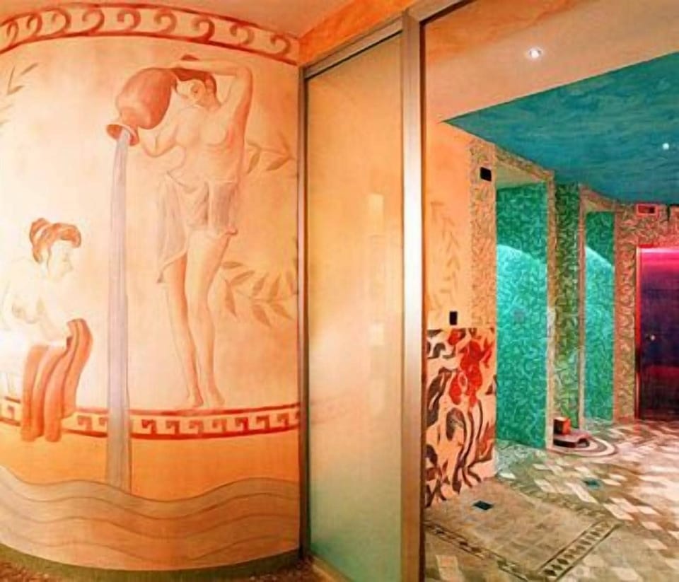 Steam room, Turkish bath, body treatments, aromatherapy, body scrubs