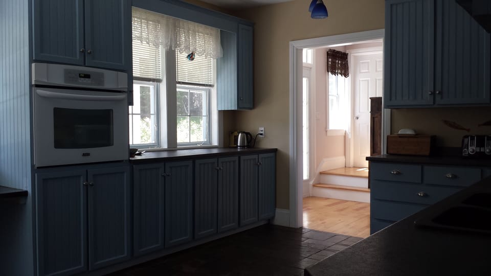 Fully equipped kitchen: coffee maker, oven, microwave oven, toaster & more! 2016