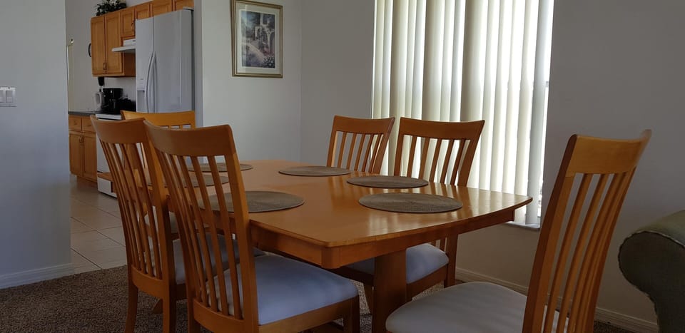 Dining area with seating for 6.