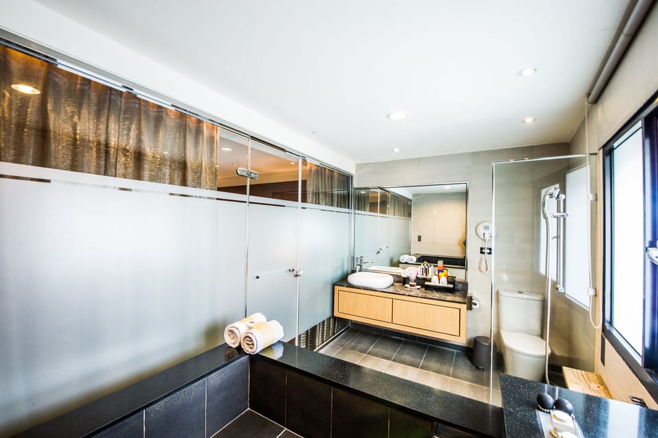 Deluxe Room (Vogue) | Bathroom | Combined shower/tub, deep soaking tub, free toiletries, hair dryer